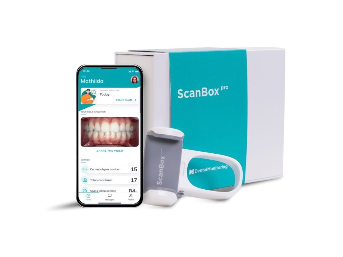 Dental Monitoring 的 ScanBox 手機支架、口角拉鉤與手機 App 畫面